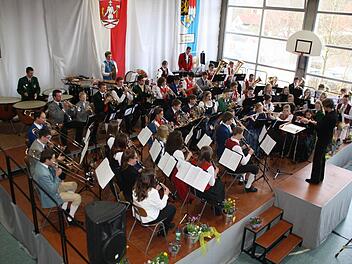 Das Projektorchester spielte nach seinen Frühjahrsproben ein Abschlusskonzert in der Wildfleckener Turnhalle. Foto: Anke Schmitt-Gundelach