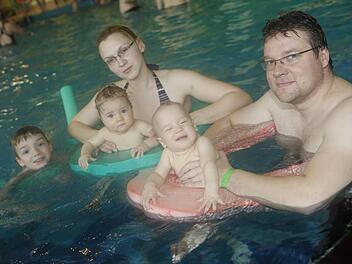 Familie Uch hatte Spaß im Wasser: Mutter Michaela hält Marie und Vater Roland Maries Zwillingsbruder Jacob. Oliver kommt schon allein zurecht. Foto: Matthias Hoch