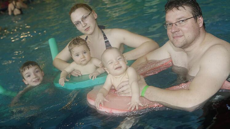 Familie Uch hatte Spaß im Wasser: Mutter Michaela hält Marie und Vater Roland Maries Zwillingsbruder Jacob. Oliver kommt schon allein zurecht. Foto: Matthias Hoch