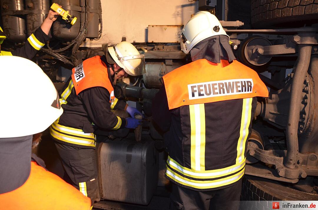 Bergungsarbeiten nach Lkw-Unfall: B27 komplett gesperrt