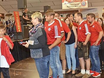 Während der Autogrammstunde gab es immer wieder kleine Dialoge zwischen Fans und Klaus Augenthaler. Er signierte alles, was ihm die Fans vorlegten. Foto: K. H. Hofmann