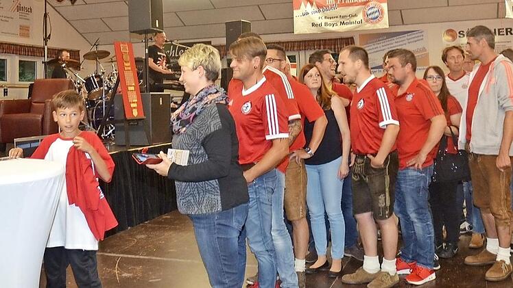 Während der Autogrammstunde gab es immer wieder kleine Dialoge zwischen Fans und Klaus Augenthaler. Er signierte alles, was ihm die Fans vorlegten. Foto: K. H. Hofmann