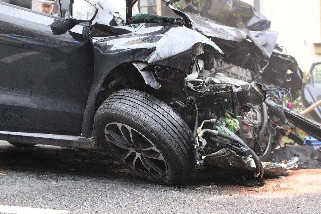 Frau wird bei Crash in Bayreuth im Auto eingeklemmt