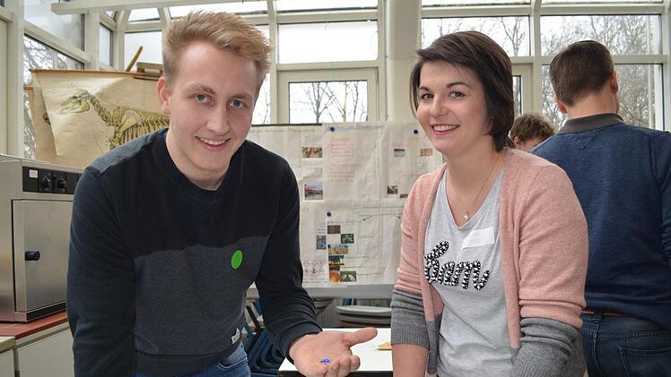 Für Florian Backer aus Seibelsdorf ist die Bestimmung der Futtermittel, Sämereien und Werkstoffe eine seiner leichtesten Übungen. Als künftiger Bio-Landwirt weiß er, dass das inkrustiertes Rübensaatgut ist. Alina Mechtold, heute Prüferin, hatte das vor fünf Jahren zu lösen. Foto: Gabi Bertram