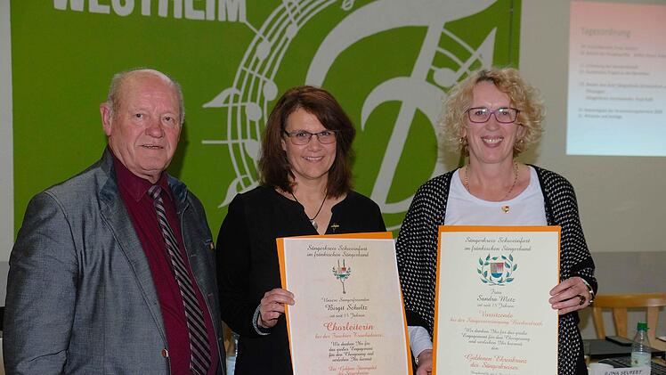 Vorsitzender Paul Kolb im Sängerkreis Schweinfurt dankte der Chorleiterin Birgit Schultz (Mitte) mit der Goldenen Stimmgabel und Sandra Metz, der Vorsitzenden der Sängervereinigung Burkardroth, mit dem Goldenen Ehrenkranz.