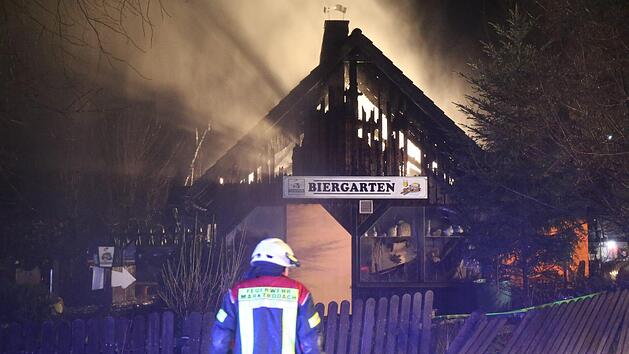 Das beliebte Ausflugsziel steht lichterloh in Flammen, das Holzdach stürzt ein. Foto: News5/Fricke