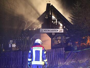 Das beliebte Ausflugsziel steht lichterloh in Flammen, das Holzdach stürzt ein. Foto: News5/Fricke