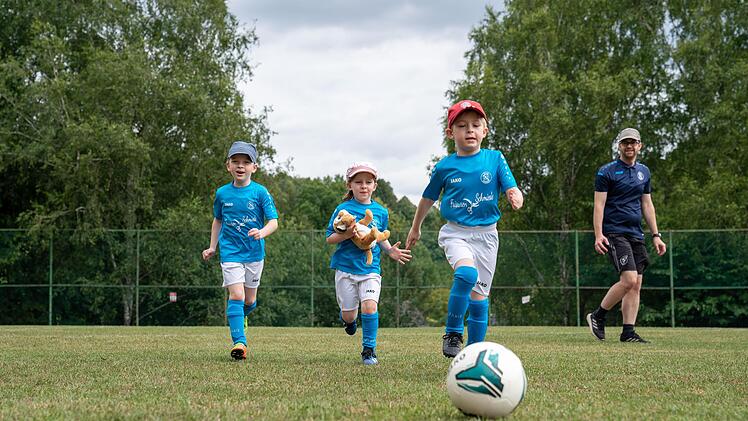 Kinder der Wonseeser G-Jugend spielten Fußball anlässlich der Einweihungsfeier des Gemeindezentrums: (von links) Jona Pöhner, Helena und Raphael Schwarzott.