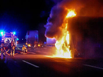 Sattelzug mit 23 Tonnen Fahrzeugteilen in Brand  - Feuerwehr verhindert größeren Schaden