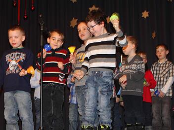 Zum Schmunzeln für die Senioren: Die Buben und Mädchen aus den Kindergärten trugen Gedichte vor. Foto: gg