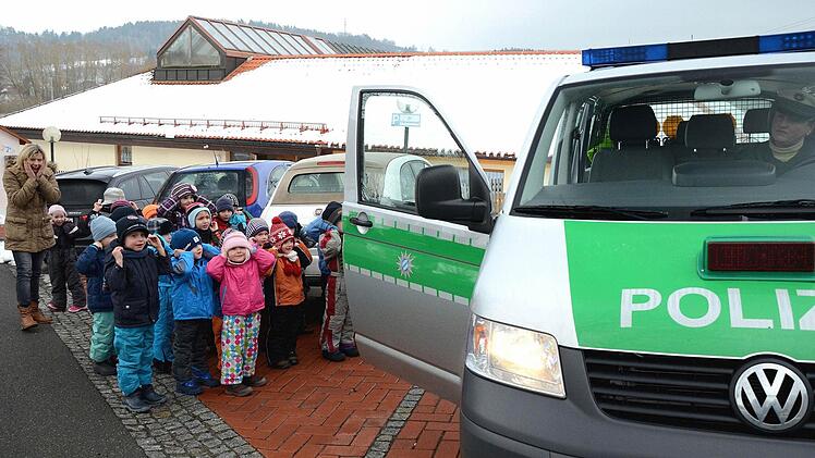 Alle halten sich die Ohren zu, als die Beamtin das Martinshorn für zwei Sekunden einschaltet.