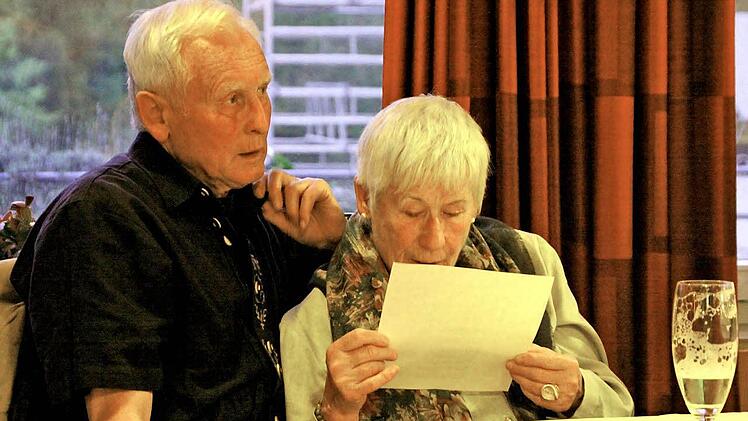 Heinz und Irmgard Milke sind derweil ganz ins Singen vertieft.
