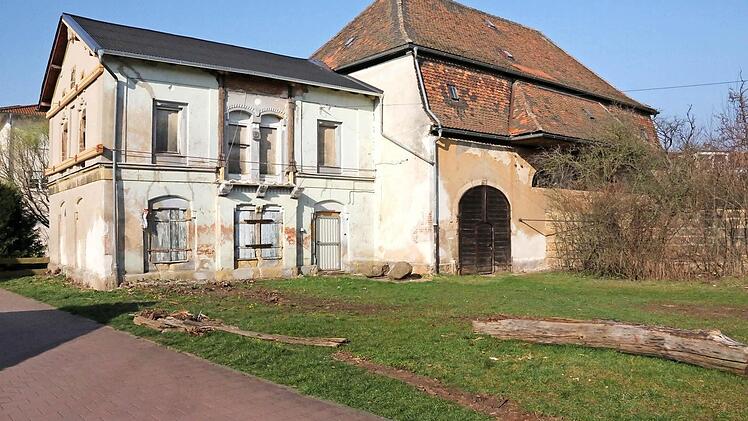 Heute bietet das Haus einen noch tristeren Eindruck: Das gestalterische Element aus Holz ist weg, Zuganker halten alles zusammen.
