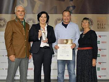 Gerhard Ilgenfritz und Renate Scheibner vom Verband der Privaten Brauereien verleihen die Auszeichnung an Helga und Karl-Heinz Wehrfritz.  Foto: Bischof&Broel