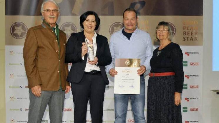 Gerhard Ilgenfritz und Renate Scheibner vom Verband der Privaten Brauereien verleihen die Auszeichnung an Helga und Karl-Heinz Wehrfritz.  Foto: Bischof&Broel
