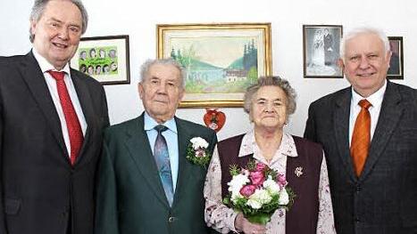 Stellvertretender Landrat Johann Pfister (r.) und Zweiter Bürgermeister Hans Göller (li.) grartulierten dem Jubelpaar Georg und Margareta Schick.  Foto: fra-press