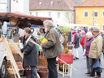 Die Besucher waren zum Frühjahrsmarkt noch in dicke Jacken eingepackt. Trotz der Kälte war der Markt in Euerdorf wieder ein Anziehungspunkt für Besucher aus der Umgebung. Foto: Doris Bauer