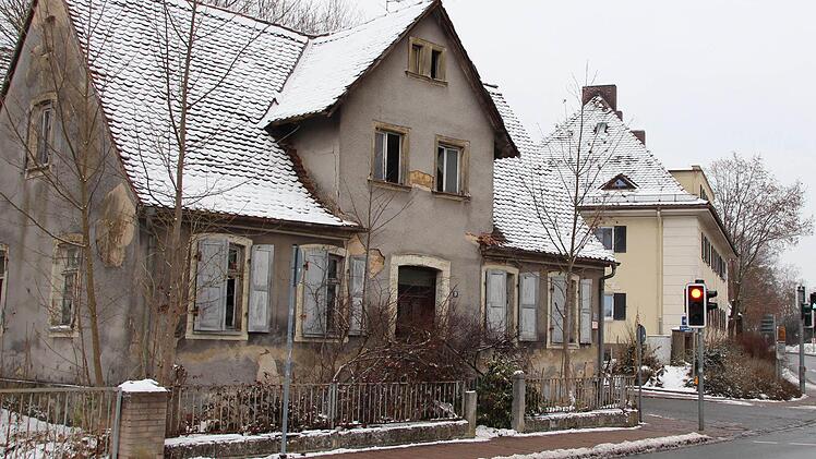 Dieses Haus in der Bamberger Straße in Höchstadt trägt nicht gerade zur Aufwertung des Stadtbildes bei. Foto: Andreas Dorsch