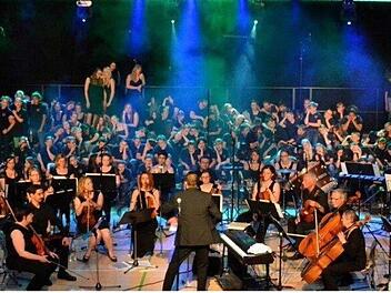 Ab ins Serail: Ein imposantes Bild gibt es ab, wenn alle Musiker, Gesangssolisten und Chorschüler gemeinsam auf der Bühne stehen. Foto: privat