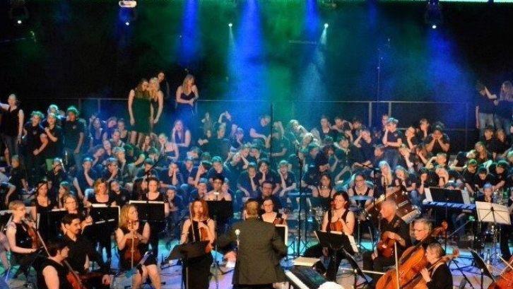 Ab ins Serail: Ein imposantes Bild gibt es ab, wenn alle Musiker, Gesangssolisten und Chorschüler gemeinsam auf der Bühne stehen. Foto: privat