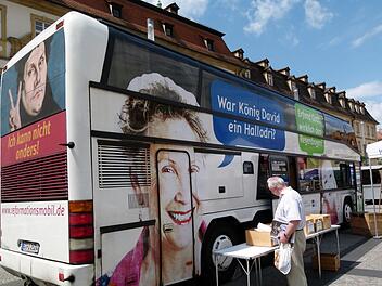 Das Bibelmobil beherbergte unter anderem Bibeln in verschiedenen Sprachen.Fotos: Marion Krüger-Hundrup