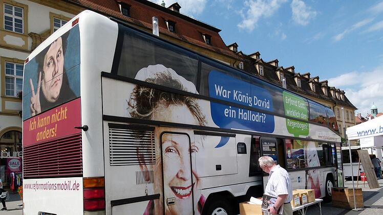 Das Bibelmobil beherbergte unter anderem Bibeln in verschiedenen Sprachen.Fotos: Marion Krüger-Hundrup