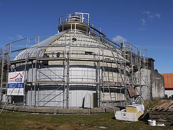 Großbaustelle:  Der große  Klärschlammfaulturm in der Neustadter Kläranlage  bekommt  derzeit eine 18 Zentimeter dicke  Isolierschicht.Berthold Köhler