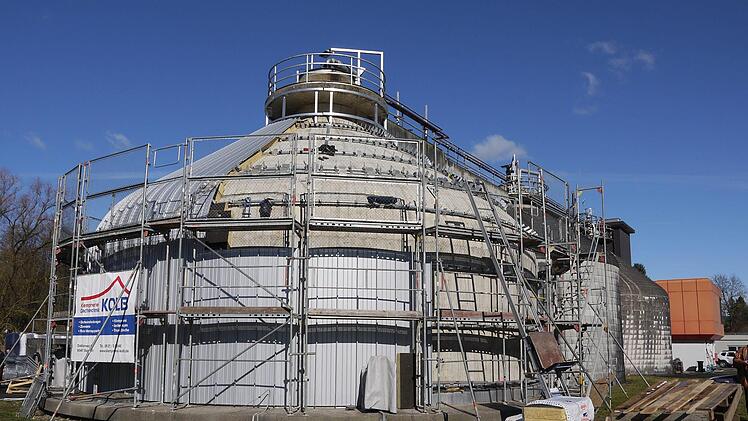 Großbaustelle:  Der große  Klärschlammfaulturm in der Neustadter Kläranlage  bekommt  derzeit eine 18 Zentimeter dicke  Isolierschicht.Berthold Köhler