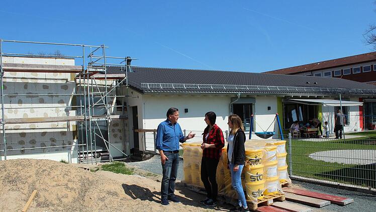 Die Kita Kunterbunt wird derzeit um einige Gruppen erweitert. Bürgermeister Karsten Fischkal informiert sich von Leiterin Sabrina Lang (Mitte) und ihrer Stellvertreterin Sabrina Rühl über den Fortgang der Arbeiten.  Foto: Andreas Dorsch