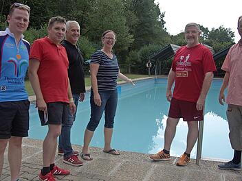 Tobias Ehrlicher, Carsten Höllein, Dominik Fick, Martina Kilian, Landrat Michael Busch und ihr Gast Markus Rinderspacher stehen vor dem Becken des Autenhausener Freibades und besprechen die Problematik der Wasserqualität und des Umbaus der Anlage zu einem Naturbad.  Foto: Bettina Knauth