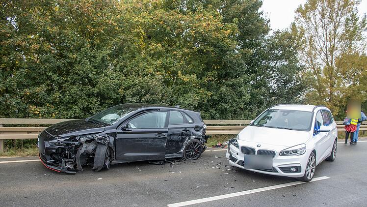 Hyundai kollidiert mit Lastwagen und BMW