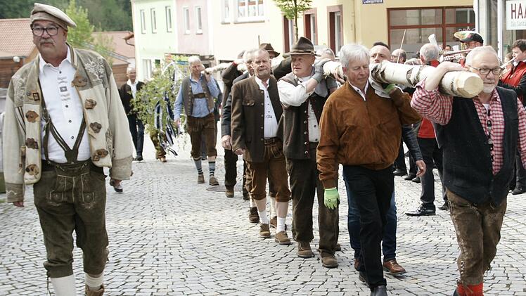 Die Mitglieder des "Stammtisches zum Stern" brachten ihren Maibaum unter den Klängen der Georgi-Bläser persönlich zum früheren Kultlokal und stellten ihn dort als symbolischen Akt der Wiederkehr auf.  Foto: Steffen Standke