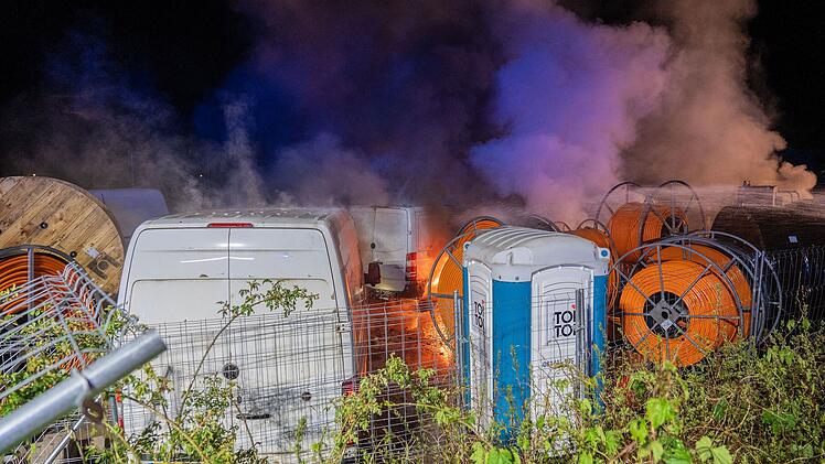 Rattelsdorf: Unbekannte setzen mehrere Baumaschinen in Brand - 300.000 Euro Schaden
