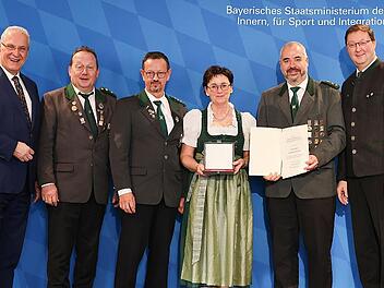 Bei der hohen Ehrung für den Schützenverein Bavaria Langensendelbach (v. l.): Innenminister Joachim Herrmann, Zweiter Vorsitzender Michael Mürschberger, Ehrenvorsitzender Hubert Derrfuß, Damenleiterin Marlies Belke, Vorsitzender Jan Schür und Lan...
