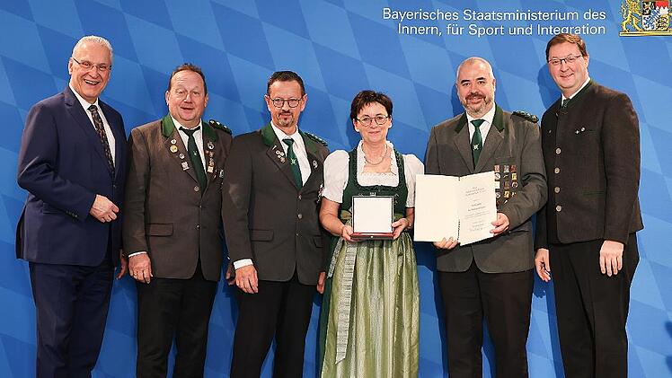 Bei der hohen Ehrung für den Schützenverein Bavaria Langensendelbach (v. l.): Innenminister Joachim Herrmann, Zweiter Vorsitzender Michael Mürschberger, Ehrenvorsitzender Hubert Derrfuß, Damenleiterin Marlies Belke, Vorsitzender Jan Schür und Lan...