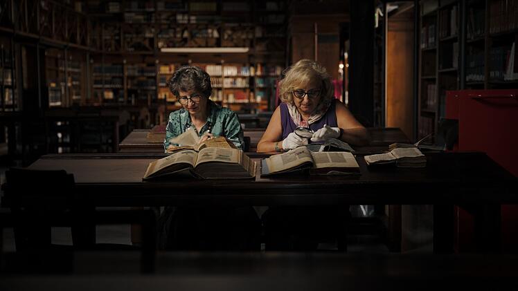 Bibliothekarinnen der Zentralbibliothek Palermo suchen in alten Bibelexemplaren nach Erw&auml;hnungen des Himmelsbrots "Manna" und entdecken es als s&uuml;&szlig;en Saft der Esche neu.