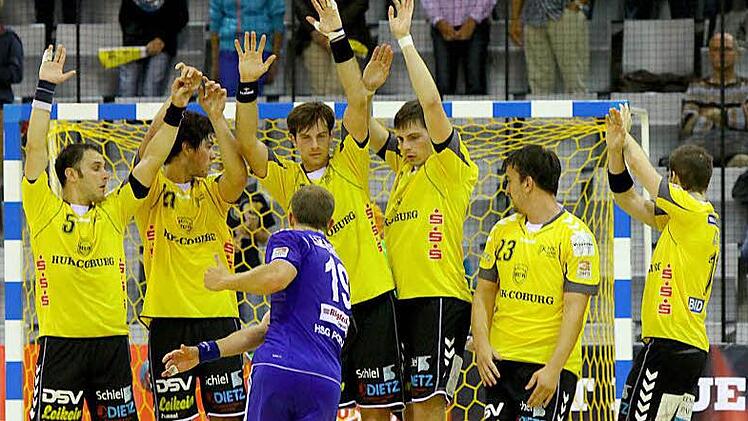 Die HSC-Handballer wollen sich in Auerbach kompakt präsentieren und dem Gegner nur wenig Lücken lassen. Foto: Albert Höchstädter