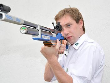 Manuel Schmidt trägt für ein Jahr die Königskette in Premich. Fotos: Björn Hein