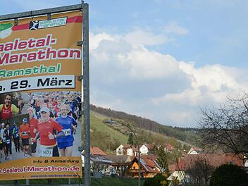 Am Plakat vorbei führt die Strecke aus Ramsthal heraus. Nach einer drei Kilometer langen Steigung ist die erste Herausforderung gemeistert. Foto: Jürgen Schmitt