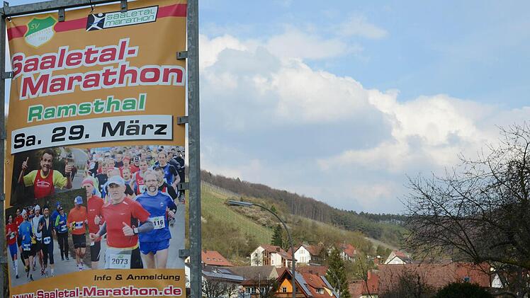 Am Plakat vorbei führt die Strecke aus Ramsthal heraus. Nach einer drei Kilometer langen Steigung ist die erste Herausforderung gemeistert. Foto: Jürgen Schmitt