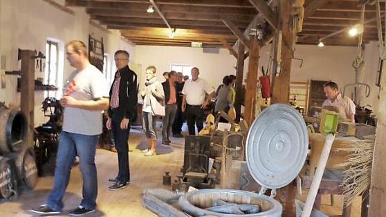 Die Adelsdorfer Gemeinderäte überzeugten sich davon, dass im Heimatmuseum eine stattliche Sammlung zusammengekommen ist. Foto: Pauline Lindner