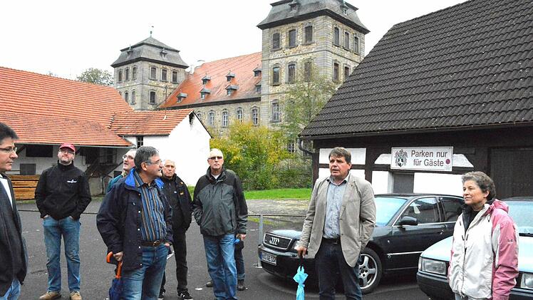 Der Platz zwischen dem Schloss und dem Gasthaus soll mit einer Neugestaltung aufgewertet werden. Foto: Schmidt