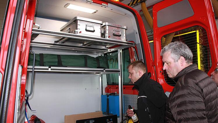 Dass auch im Kofferraum genügend Platz ist, um sogar mal etwas Sperriges transportieren zu können, davon überzeugte sich nicht nur Bürgermeister Jürgen Hennemann.