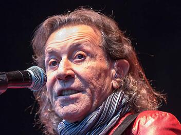 Albert Hammond liebenswürdig und zwanglos beim Tambacher Sommer, ganz in seiner Musik. Und zum Schluss hin plötzlich mitten im Publikum, rundum freundlich Hände schüttelnd.  Foto: Albert Höchstädter