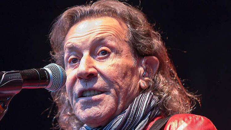 Albert Hammond liebenswürdig und zwanglos beim Tambacher Sommer, ganz in seiner Musik. Und zum Schluss hin plötzlich mitten im Publikum, rundum freundlich Hände schüttelnd.  Foto: Albert Höchstädter