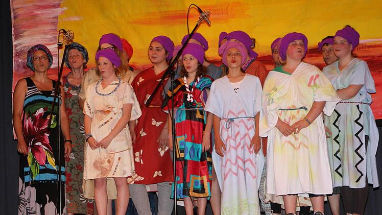 Der Schülerinnenchor setzte immer wieder mit seinen Songs musikalische Höhepunkte.