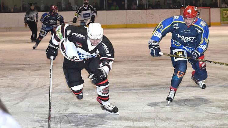 Mit 4:1 gewannen die Kissinger Wölfe (in weiß) das Unterfranken-Derby gegen den ERV Schweinfurt. Foto: Hopf