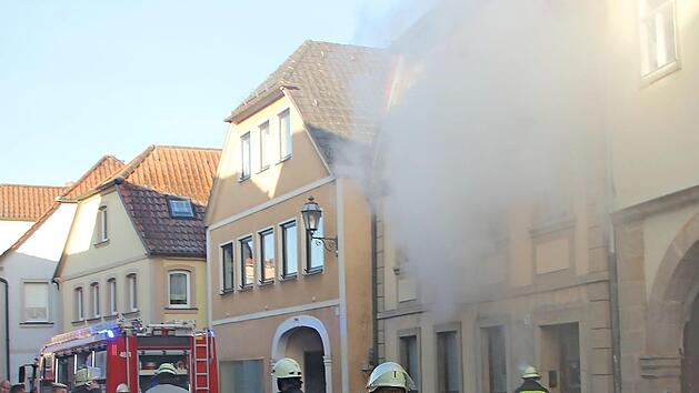 Dunkle Rauchwolken drangen aus den Obergeschossen des Geb&auml;udes in der Ritter-von-Schmitt-Stra&szlig;e. Im Erdgeschoss war laut Einsatzkr&auml;ften offene Flammenbildung zu sehen. Fotos: Eckehard Kiesewetter