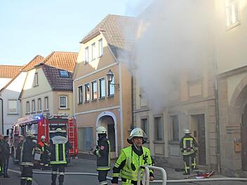 Dunkle Rauchwolken drangen aus den Obergeschossen des Gebäudes in der Ritter-von-Schmitt-Straße. Im Erdgeschoss war laut Einsatzkräften offene Flammenbildung zu sehen. Fotos: Eckehard Kiesewetter