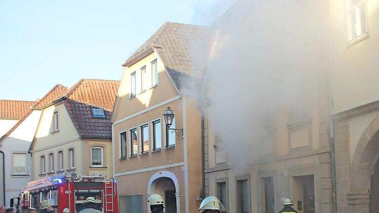 Dunkle Rauchwolken drangen aus den Obergeschossen des Gebäudes in der Ritter-von-Schmitt-Straße. Im Erdgeschoss war laut Einsatzkräften offene Flammenbildung zu sehen. Fotos: Eckehard Kiesewetter